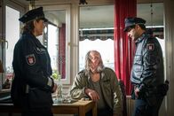 Notruf Hafenkante – Tilos Vater (Paul Faßnacht, M.) ist Claudia (Janette Rauch, l.) und Tarik (Serhat Cokgezen, r.) keine Hilfe bei ihren Ermittlungen.