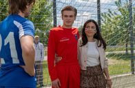 Sturm der Liebe – Leo (Aurel Klug, M.) muss sich anstrengen, damit Ben (Kevin Knobloch, l.) ihm Lale (Yeliz Simsek, r.) als neue Freundin abkauft.