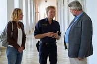 Die Rosenheim-Cops – Polizeihauptmeister Mohr (Max Müller, M.) informiert die Kommissare Stadler (Dieter Fischer, r.) und Winter (Vanessa Eckart) über seine ersten Recherchen im aktuellen Mordfall.