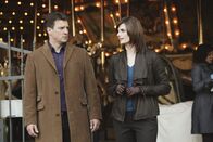 Castle – Vom Mörder bekommen Richard Castle (Nathan Fillion, l.) und Kate Beckett (Stana Katic, r.) den Hinweis, dass sie die nächste Leiche in einem Karussell am Central Park finden werden.