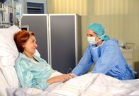 Rote Rosen – ARD ROTE ROSEN FOLGE 1208 Uhr im ERSTEN. Vor der Operation sucht Susann (Elisabeth Lanz, r.) Johannas (Brigitte Antonius, r.) Nähe.