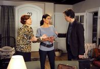 Rote Rosen – ARD ROTE ROSEN FOLGE 1425 Uhr im ERSTEN. Vera (Sandra Speichert, M.) ist überrascht, Jan (Timothy Peach, r.) im Rosenhaus mit Johanna (Brigitte Antonius, l.) zu sehen.