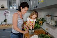 Zu Tisch ... – Sandras Nichte Romina Baljak improvisiert mit ihrer Tochter Rita ein schnelles Sommergericht mit frischem Meerfenchel, Rucola und Ziegenfrischkäse.