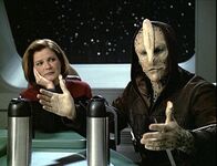 Star Trek - Raumschiff Voyager – Captain Kathryn Janeway (Kate Mulgrew,l.) und Tash (Albie Selznick).