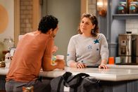 Call Me Kat – Oscar (Christopher Rivas, l.); Kat (Mayim Bialik, r.)