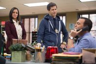 Brooklyn Nine-Nine – Amy (Melissa Fumero), Jake (Andy Samberg, M.) und Charles (Joe Lo Truglio)