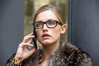 The Bank Hacker – Ada (Ella-June Henrard) versucht, an die Beschäftigten der Bank heranzukommen, indem sie sich als Mitarbeiterin einer Baufirma ausgibt.