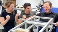 Einstein – Einstein Das Fitness-Experiment: Was lässt Muskeln wachsen? Kathrin Hönegger (l.) und Tobias Müller (M.) feuern an. Copyright: SRF