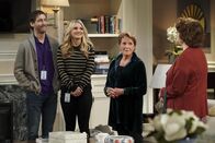 B Positive – (v.l.n.r.) Drew Dunbar (Thomas Middleditch); Gina Dabrowski (Annaleigh Ashford); Norma (Linda Lavin); Irene (Rondi Reed)