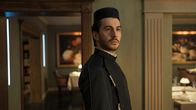 Stardust Hotel – Für Adam (David Brizzi) ist der neue Hausangestellte gleichzeitig unfaire Konkurrenz und ziemliche Herausforderung.