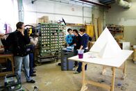 Grips Mathe – GRIPS Mathe - Geometrie begreifen: Geometrische Körper werden in der Schreinerei selbst hergestellt, hier Pyramiden als Dekoelemente für eine Party. Das Team berechnet das Volumen und die Füllmenge mit Sand, damit die Pyramiden nicht verrutschen.