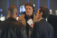 Castle – Castle (Nathan Fillion, M.) hat eine ganz besondere Überraschung für Ryan (Seamus Dever, r.) und Esposito (Jon Huertas, l.) ...