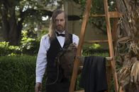 American Horror Story – Seine Loyalität Fiona gegenüber ist größer, als jeder erwartet: Spalding (Denis O'Hare) ...