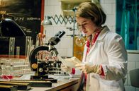 Charité – Dr. Ella Wendt (Nina Gummich) weiß um den aussichtslosen Zustand ihrer Krebspatientin.