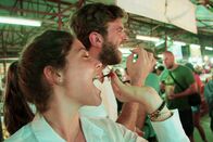 Die Hotelfachschule – DOK-Serie: Die Hotelfachschule Folge 4 Afrim Beqa auf Diplomreise – Insektenessen auf dem Thai Markt in Phuket 2019 Copyright: SRF