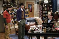 The Big Bang Theory – Da Sheldon mit dem Geheimnis, dass ihm Penny anvertraut hat, nicht umgehen kann, kommen seinen nervösen Ticks wieder zum Vorschein. Seine Freunde Leonard (Johnny Galecki, r.), Rajesh (Kunal Nayyar, M.) und Howard (Simon Helberg, l.) wissen sich nicht mehr zu helfen ...