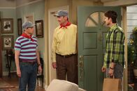 Two and a Half Men – Nachdem Herb (Ryan Stiles, M.) von Judith verlassen wurde, bläst er Trübsal. Walden (Ashton Kutcher, r.) und Alan (Jon Cryer, l.) machen sich Sorgen um ihn und versuchen, ihn aufzuheitern ...