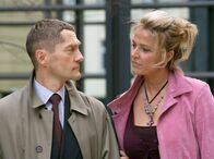 In aller Freundschaft – Psychologin Emanuela Berger (Ursula Gottwald) versucht zu ergründen was Dr. Kaminski (Udo Schenk) zum ewigen Zyniker werden ließ.