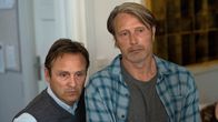 Der Rausch – Trinken in der Schule: Die Lehrer Martin (Mads Mikkelsen, rechts) und Peter (Lars Ranthe) wagen einen Versuch.