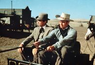 Weites Land – James McKay (Gregory Peck, l.), ein Gentleman von der Ostkueste und der Cowboy Steve Leech (Charlton Heston) sind die beiden ungleichen Rivalen um die Gunst einer Rancherstochter. WDR/DEGETO, honorarfrei - Verwendung nur im Zusammenhang mit genannter WDR-