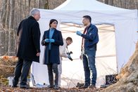 Der Staatsanwalt – Oberstaatsanwalt Bernd Reuther (Rainer Hunold, l.) erhält Informationen zum Mordfall von Dr. Sahra Darbandi (Shadi Hedayati, M.) und Oberkommissar Max Fischer (Max Hemmersdorfer, r.).