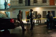 Bosch – Bosch Staffel 1 Folge 6 Derselbe Täter, ein neuer Tatort: Titus Welliver als Harry Bosch (vorne l.), Amy Aquino als Lieutenant Grace Billets (vorne 2.v.l.) Copyright: SRF/Amazon Studios
