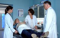 In aller Freundschaft – Dr. Maria Weber (Annett Renneberg, li.) hat eine Patientin, die Drillinge erwartet. Zwei der Babys teilen sich eine Plazenta, was lebensgefährlich ist. Dr. Roland Heilmann (Thomas Rühmann, re.) zieht seine ehemalige Kommilitonin und Fetal-Chirurgin Dr. Konstanze Brinkmann (Tamara Rohloff, 2.v.re.) hinzu. Doch Konstanze rät Lilly Holzer (Diana Staehly, 2.v.li.) von der wichtigen Operation ab und rät abzuwarten. Roland und Maria tauschen einen überraschten Blick - nicht die Aussage, die sie erwartet hatten.