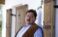 Die Rosenheim-Cops – Kommissar Hofer (Joseph Hannesschläger) muss schon mal heimlich lauschen, um an die wirklich wichtigen Informationen zu gelangen.
