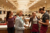SOKO Stuttgart – Auf der Empore der Markthalle unterrichten Martina Seiffert (Astrid M. Fünderich, 2.v.l.) und Selma Kirsch (Yve Burbach, l.) die Obsthändlerin Simone Dörfler (Cornelia Ivancan, 2.v.r.) über den Tod ihres Vaters. Ihr Freund Florian Hoss (Pablo Konrad y Ruopp, r.) versucht sie zu trösten.