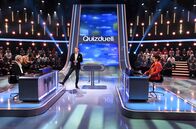 Quizduell-Olymp – Moderator Jörg Pilawa (M.) mit den Kandidaten des Teams "Gute Laune": Klaus Eberhartinger, Entertainer (l.) und Jeanette Biedermann, Schauspielerin und Sängerin (2.v.l.) sowie der Teamkapitänin Team "Deutschland": Alexa Hilwerling, Gymnasiallehrerin aus Paderborn (r.).