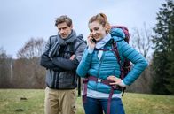 Sturm der Liebe – Constanze (Sophia Schiller, r.) erfährt, dass sie den Kurzurlaub mit Paul (Sandro Kirtzel, l.) abbrechen muss.