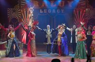 Re: – Für das Finale seiner neuen Show hat das Team des Circo Raluy Legacy besonders elegante Kostüme angefertigt, um das Publikum zu beeindrucken.