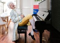 Leider laut – Marti Fischer parodiert Mozart in der neuen Musik-Comedy "Leider laut".