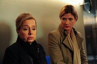 SOKO Stuttgart – Martina Seiffert (Astrid M. Fünderich, r.) und Dora Krumme (ChrisTine Urspruch, l.).