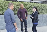 Navy CIS: L.A. – Als Lily (Michelle Trachtenberg, r.), die Tochter von Senator Lockhart, überfallen wird, beginnen Callen (Chris O'Donnell, l.) und Sam (LL Cool J, M.) mit den Ermittlungen, um herauszufinden, ob es ein gezielter Angriff gegen die Politik des Vaters war ...