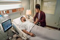 New Amsterdam – Dr. Floyd Reynolds (Jocko Sims) und Evie (Margot Bingham) Die Verwendung des sendungsbezogenen Materials ist nur mit dem Hinweis und Verlinkung auf TVNOW gestattet.