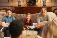 The Mick – Auf den ersten Blick wirkt es so, als würden die Kinder (v.l.n.r. Thomas Barbusca, Jack Stanton, Sofia Black-D'Elia) gut mit Mickeys neuem Freund zurechtkommen. Doch man soll den Tag nicht vor dem Abend loben ...