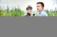 WaPo Bodensee – Nele Fehrenbach (Floriane Daniel, l.) und Pirmin Spitznagel (Simon Werdelis, r.) auf Streife im Naturschutzgebiet.