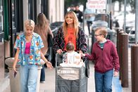 High Potential – Mit der Familie unterwegs, v.li.: Amirah J als Ava Sinquerra, Kaitlin Olson als Morgan Gillory, Matthew Lamb als Elliot Radovic