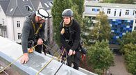 Job mit Ausblick – Rafaela und Maik lassen sich von einem Berliner Wohnhaus hinab. Bevor sie über die Kante gehen, überprüfen sie nochmals die Sicherungsseile. Jeder Fehler kann tödlich sein.