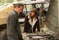 Extant – Hilft JD (Jeffrey Dean Morgan, l.) Molly (Halle Berry, r.) dabei, eine Friedenskonferenz zwischen Aliens und der menschlichen Regierung auszuhandeln?