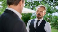 Sturm der Liebe – Erik (Sven Waasner, r.) versucht vergeblich, Christoph (Dieter Bach, l.) an den Hochzeitskosten zu beteiligen.