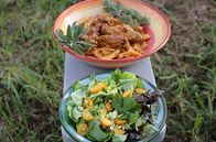 Zu Tisch ... – Frischer Blattsalat mit Kumquats und Pastitsada – eine korfiotische Spezialität