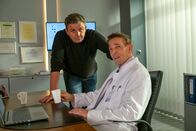 Der Bergdoktor – Um seiner Patientin helfen zu können, benötigt Dr. Martin Gruber (Hans Sigl, l.) die Hilfe seines Kollegen und Freundes Dr. Alexander Kahnweiler (Mark Keller, r.).
