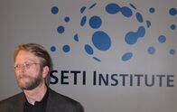 Unser Universum – Doug Vakoch, Direktor für die Zusammensetzung interstellarer Botschaften am SETI-Institut. Das SETI-Institut ist eine gemeinnützige Organisation, die nach Beweisen für Leben außerhalb der Erde sucht, eine wissenschaftliche Disziplin, die als Astrobiologie bekannt ist.