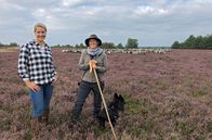 Wunderschön! – Moderatorin Judith Rakers (l) mit Wiebke Schmidt, die als Schäferin mit ihren Heidschnucken über die Heide zieht.