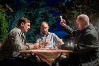 Erzgebirgskrimi – Sie eint nicht nur das Skatspiel: Peter Klamroth (Florian Lukas, l.), Karl-Heinz-Fromm (Michael Schenk, M.) und Bürgermeister Gerd Steigerwald (Thomas Thieme, r.)
