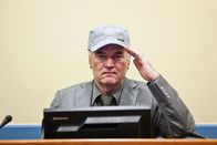 WELTjournal + – General Ratko Mladic vor dem Internationalen Strafgerichtshof. Er war eine der berüchtigsten Figuren des Bosnienkrieges der 1990er Jahre und wurde zum Synonym für die Ermordung von über 7000 muslimischen Männern und Jungen in Srebrenica im Jahr 1995.