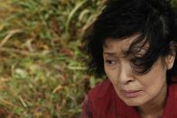 Mother – Die Mutter (Kim Hye-ja) ist entsetzt und traurig, sie glaubt nicht, dass ihr Sohn ein Mörder ist.