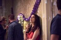 Pure – Marnie (Charly Clive) ist auf der Geburtstagsfeier ihrer Freundin Amber. Sie erfährt, dass Amber ihrer ehemaligen Chefin über ihre Zwangsstörung berichtet hat.